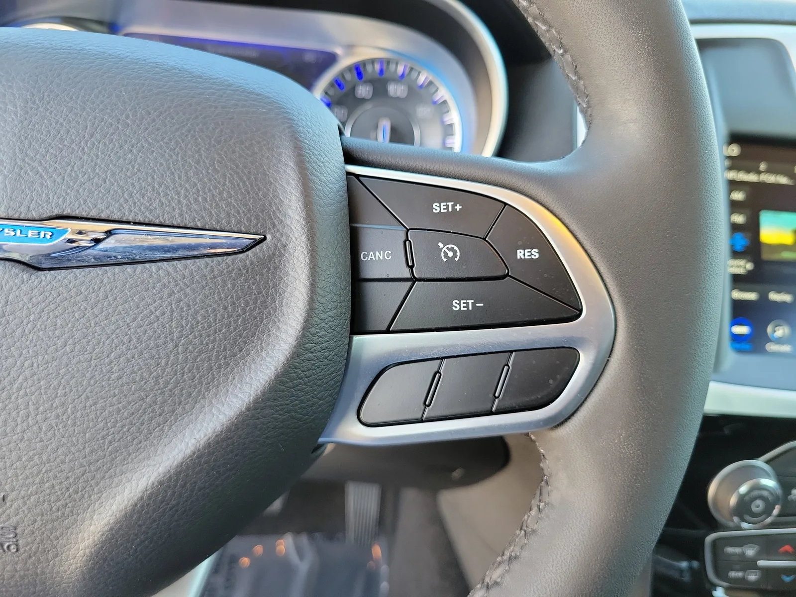 2023 Chrysler 300 Touring L photo 27