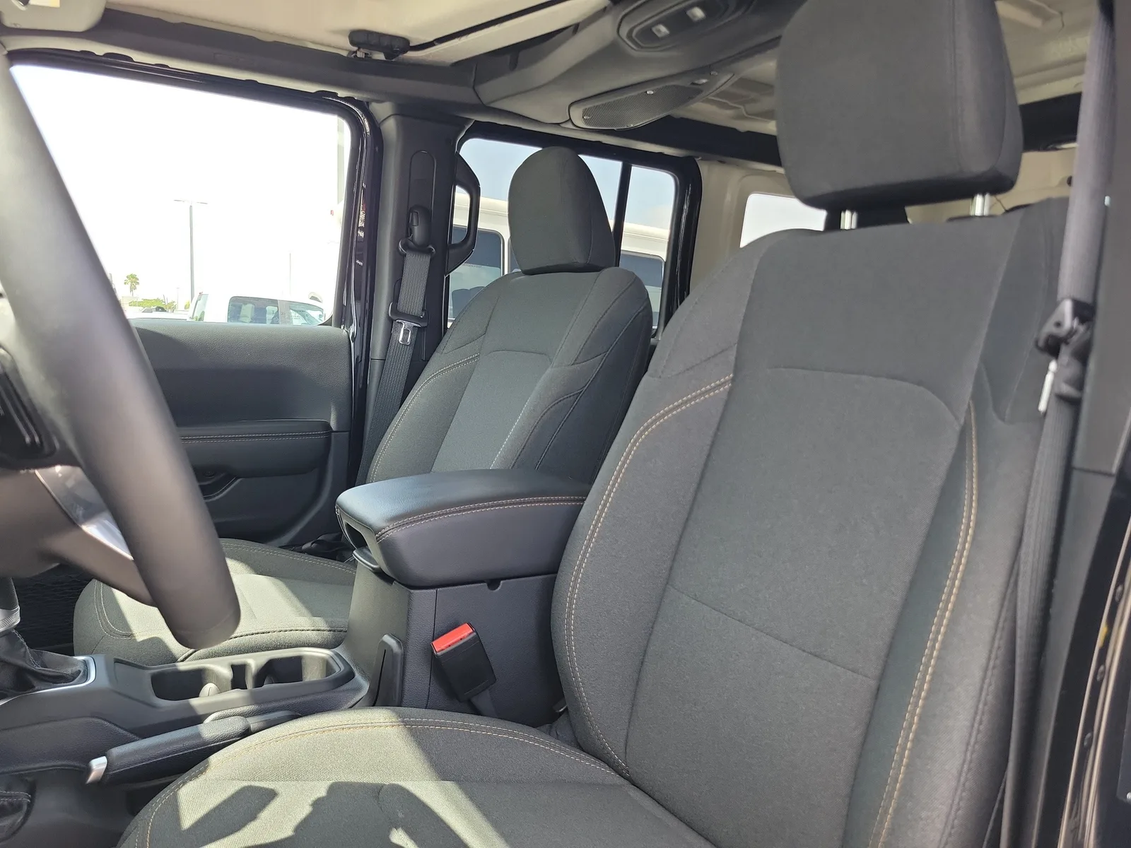 2025 Jeep Wrangler Sahara 4WD photo 12