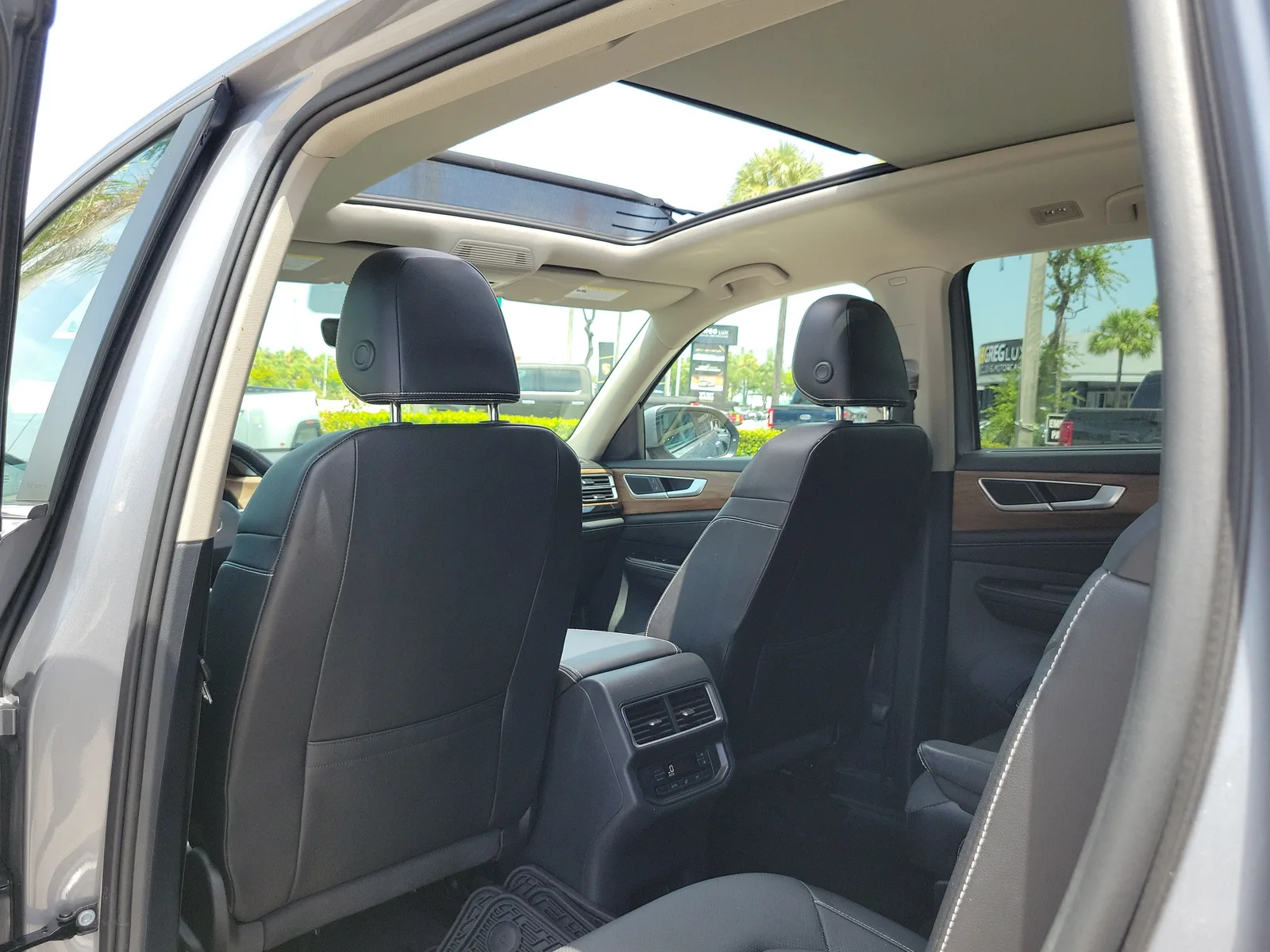 2024 Volkswagen Atlas 2.0T SE w/Technology photo 15