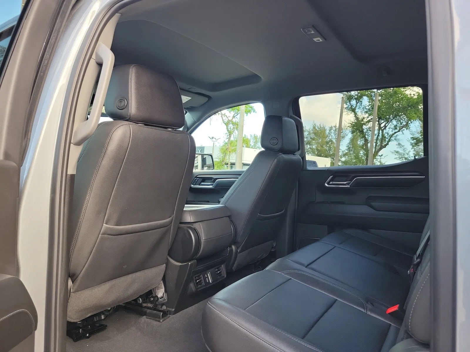 2024 GMC Sierra 1500 SLT photo 10