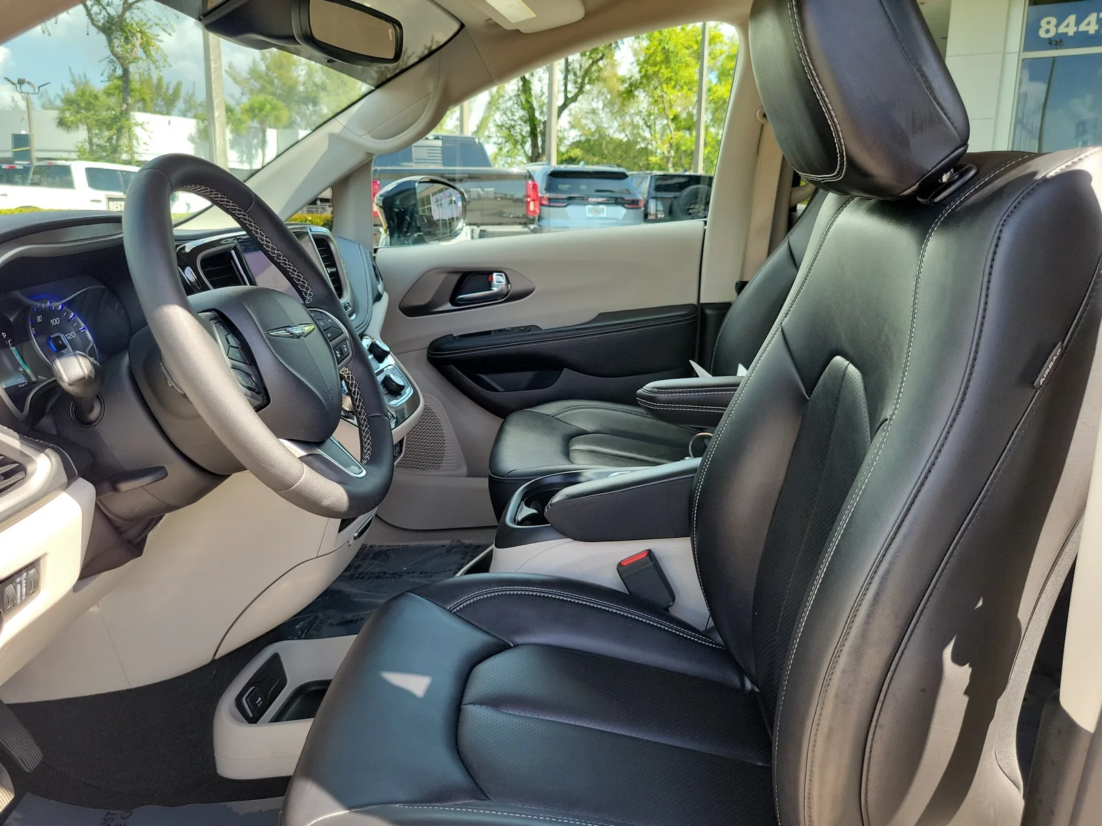 2024 Chrysler Pacifica Touring L photo 11