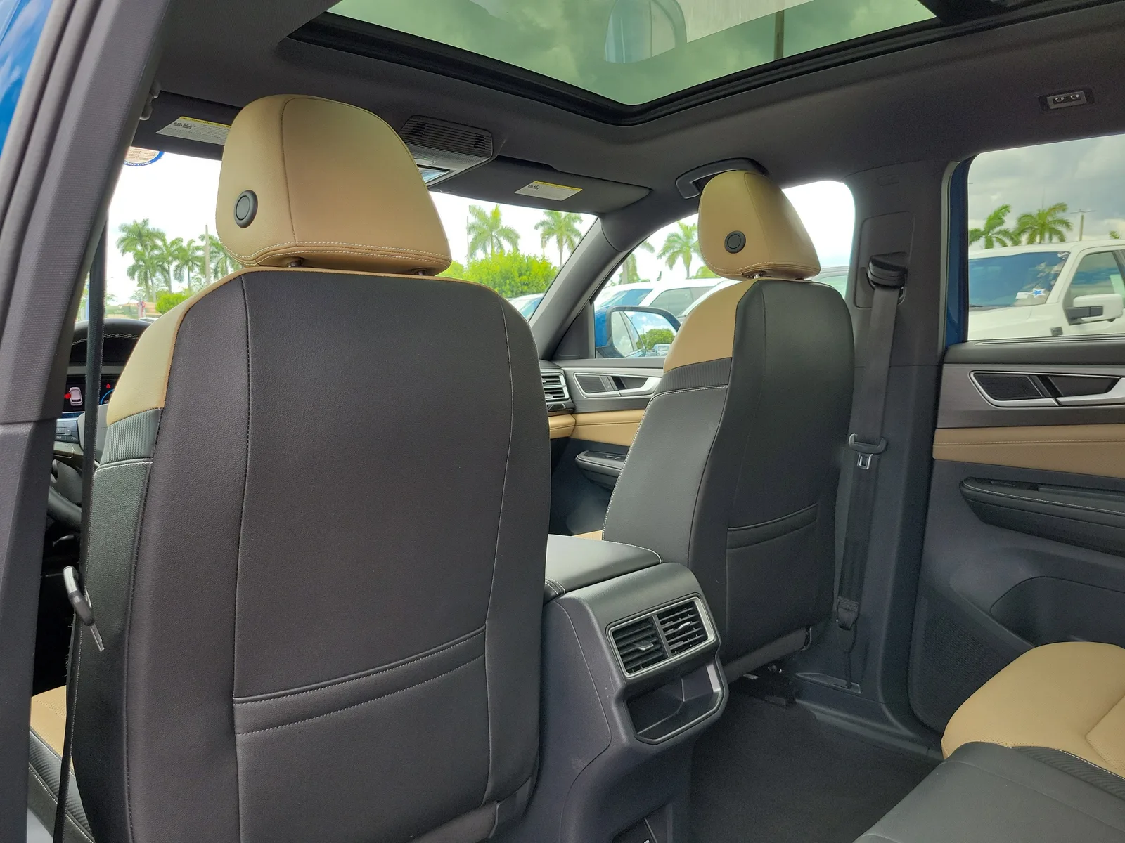 2025 Volkswagen Atlas Cross Sport 2.0T SE w/Technology photo 17