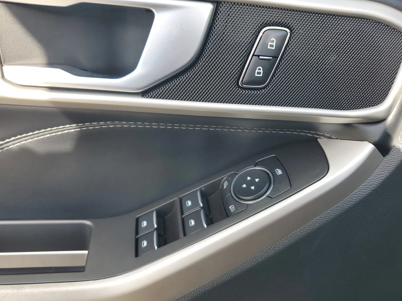2023 Ford Explorer XLT photo 28