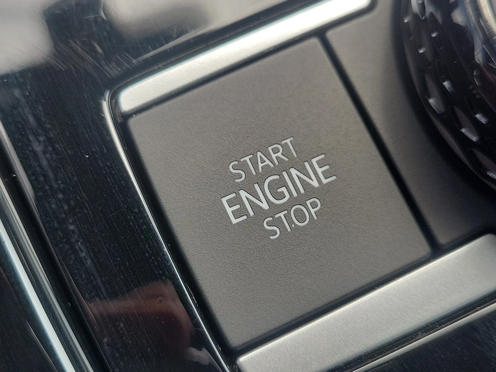 2025 Volkswagen Tiguan SEL R-Line photo 25