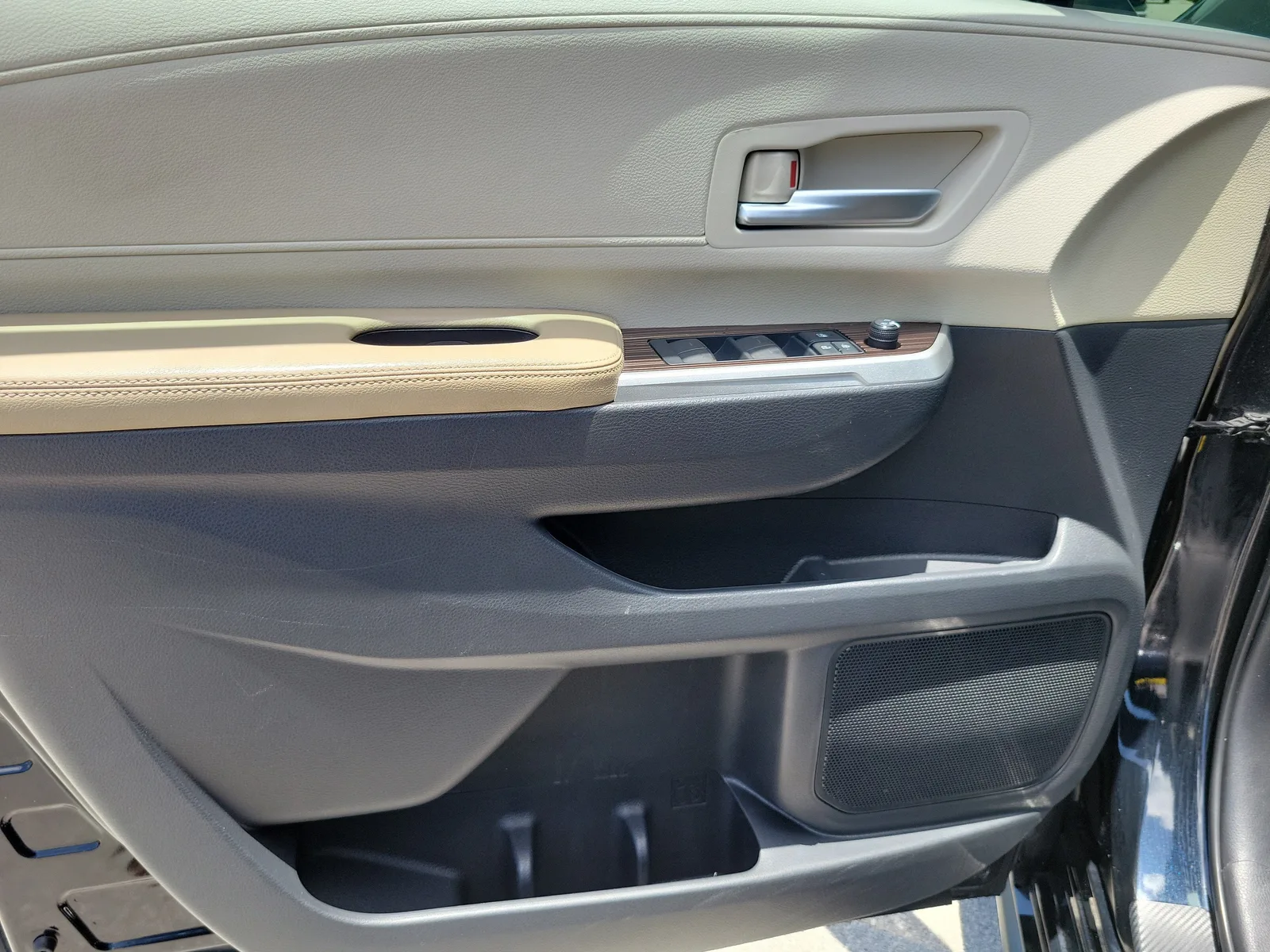 2021 Toyota Sienna XLE photo 21