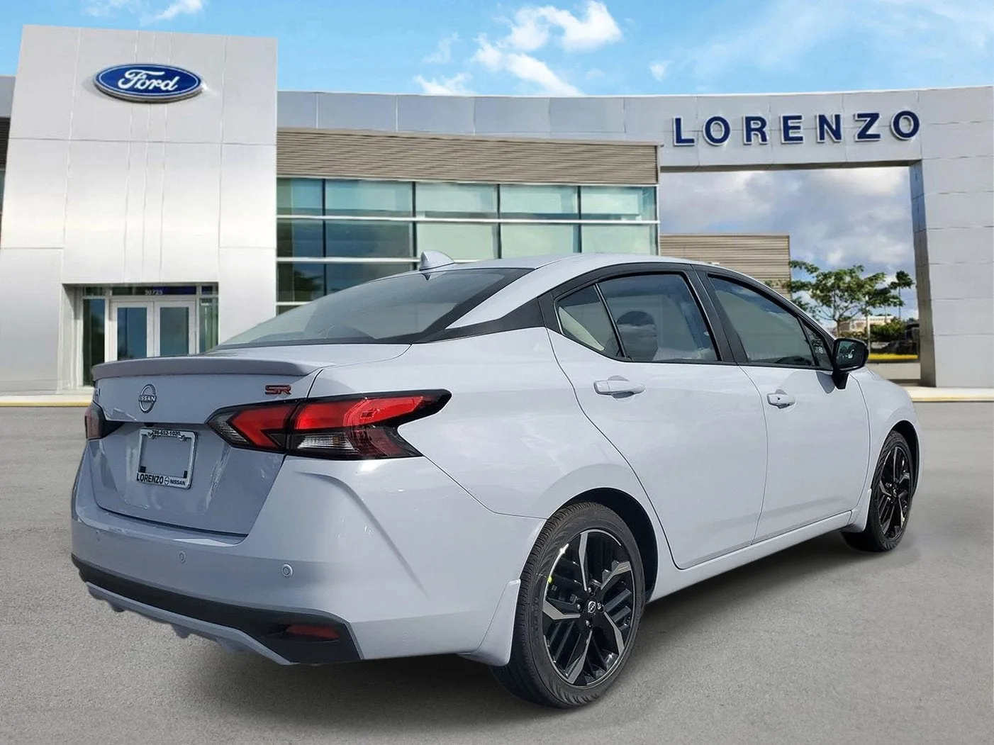 2025 Nissan Versa SR photo 4