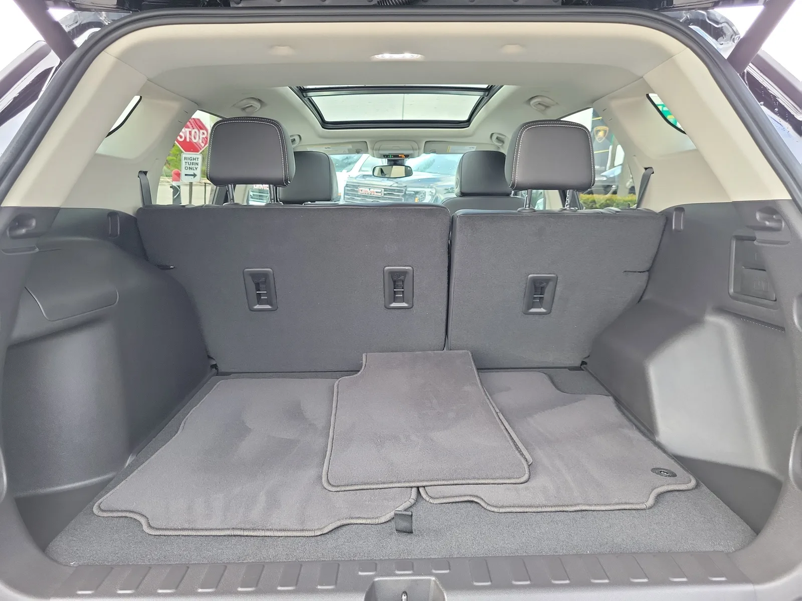 2024 GMC Terrain Denali photo 16