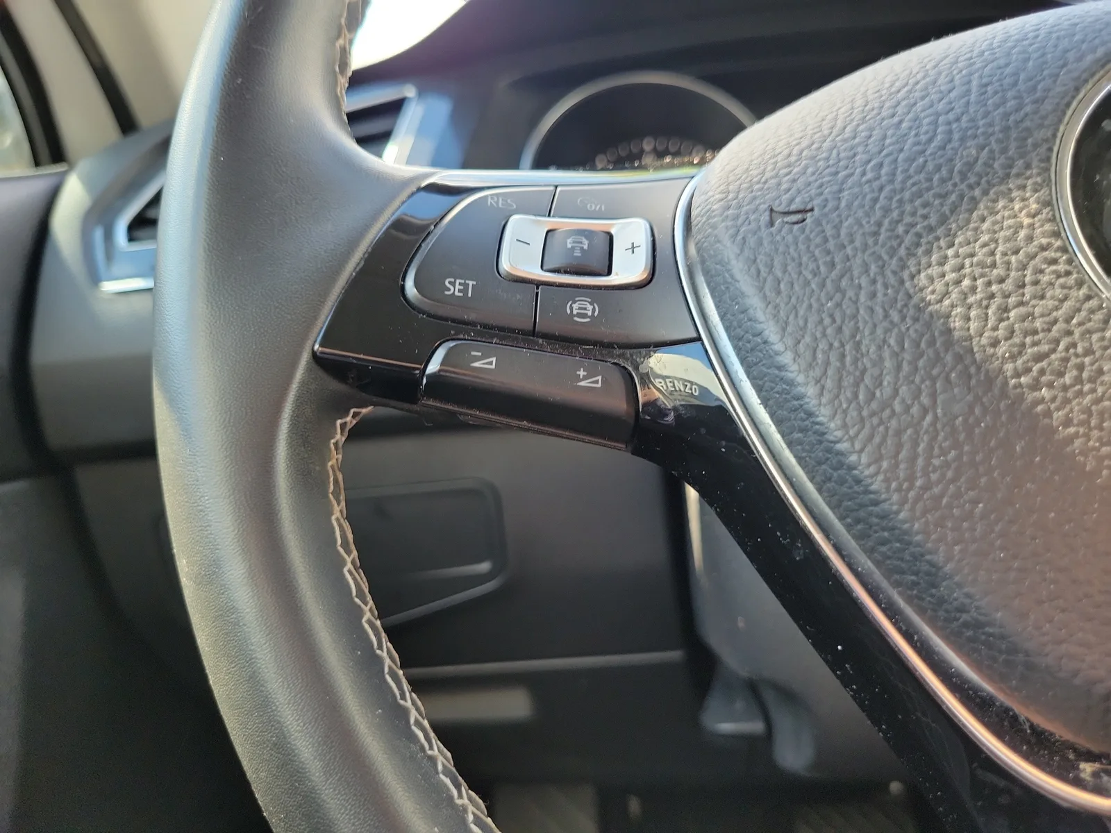 2021 Volkswagen Tiguan SE photo 18