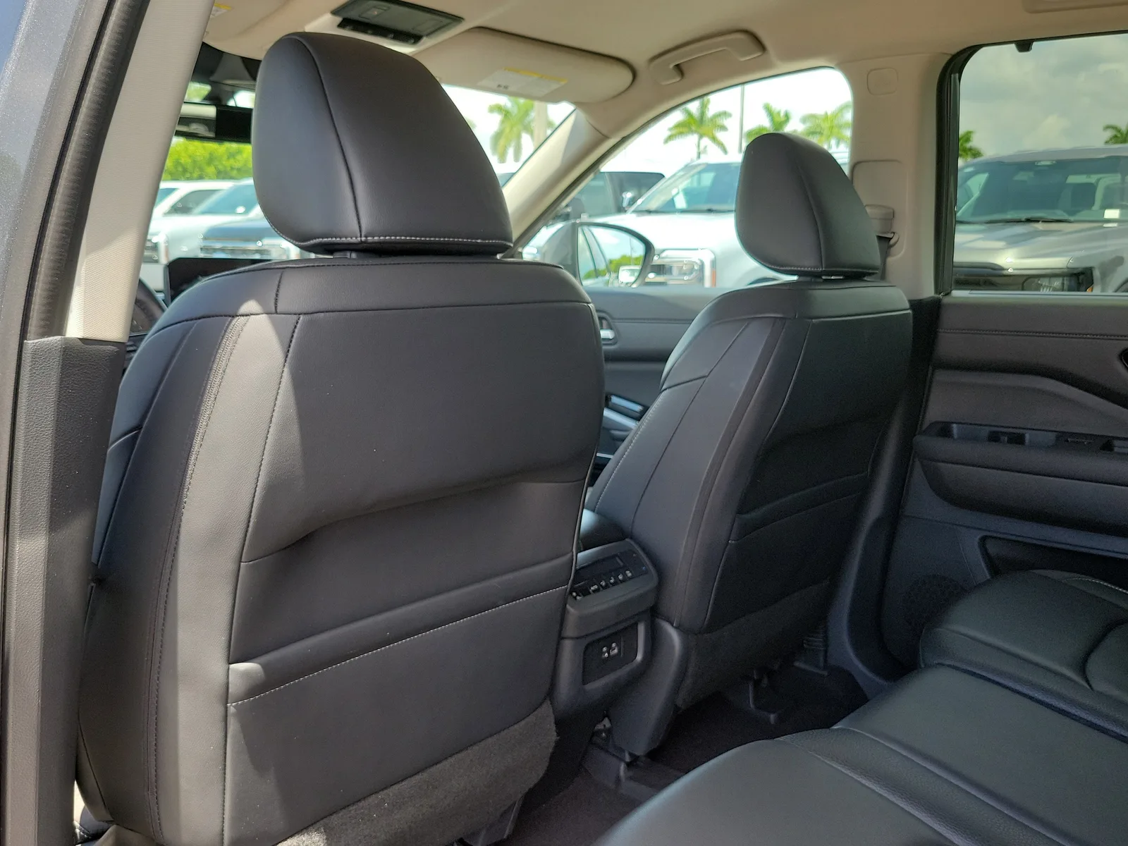2025 Nissan Pathfinder SL photo 14