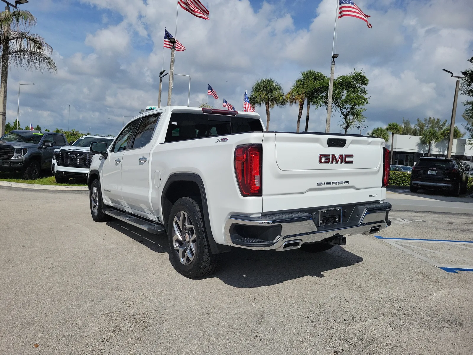 2023 GMC Sierra 1500 SLT photo 7