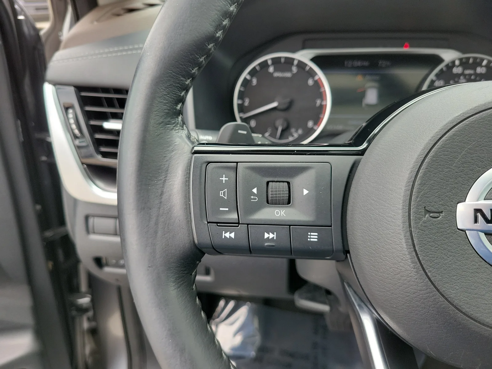 2021 Nissan Rogue SV photo 22