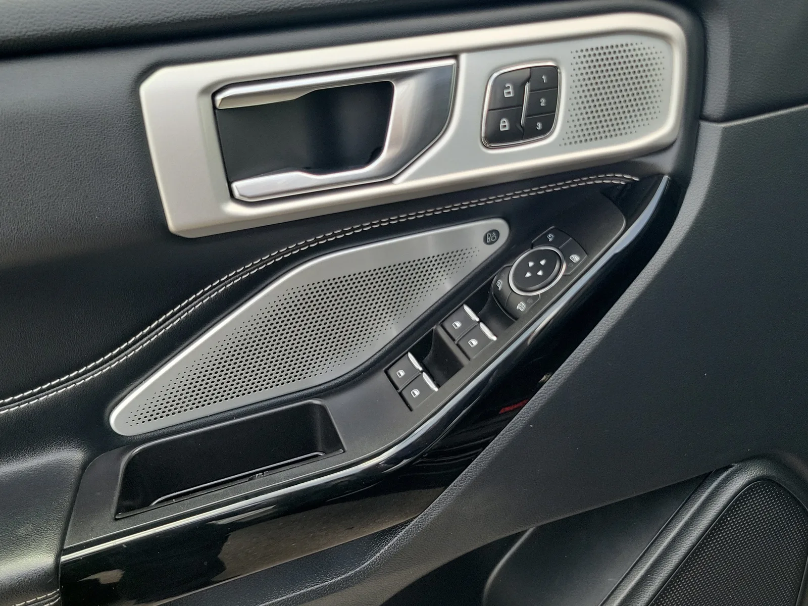 2021 Ford Explorer ST 4WD photo 28