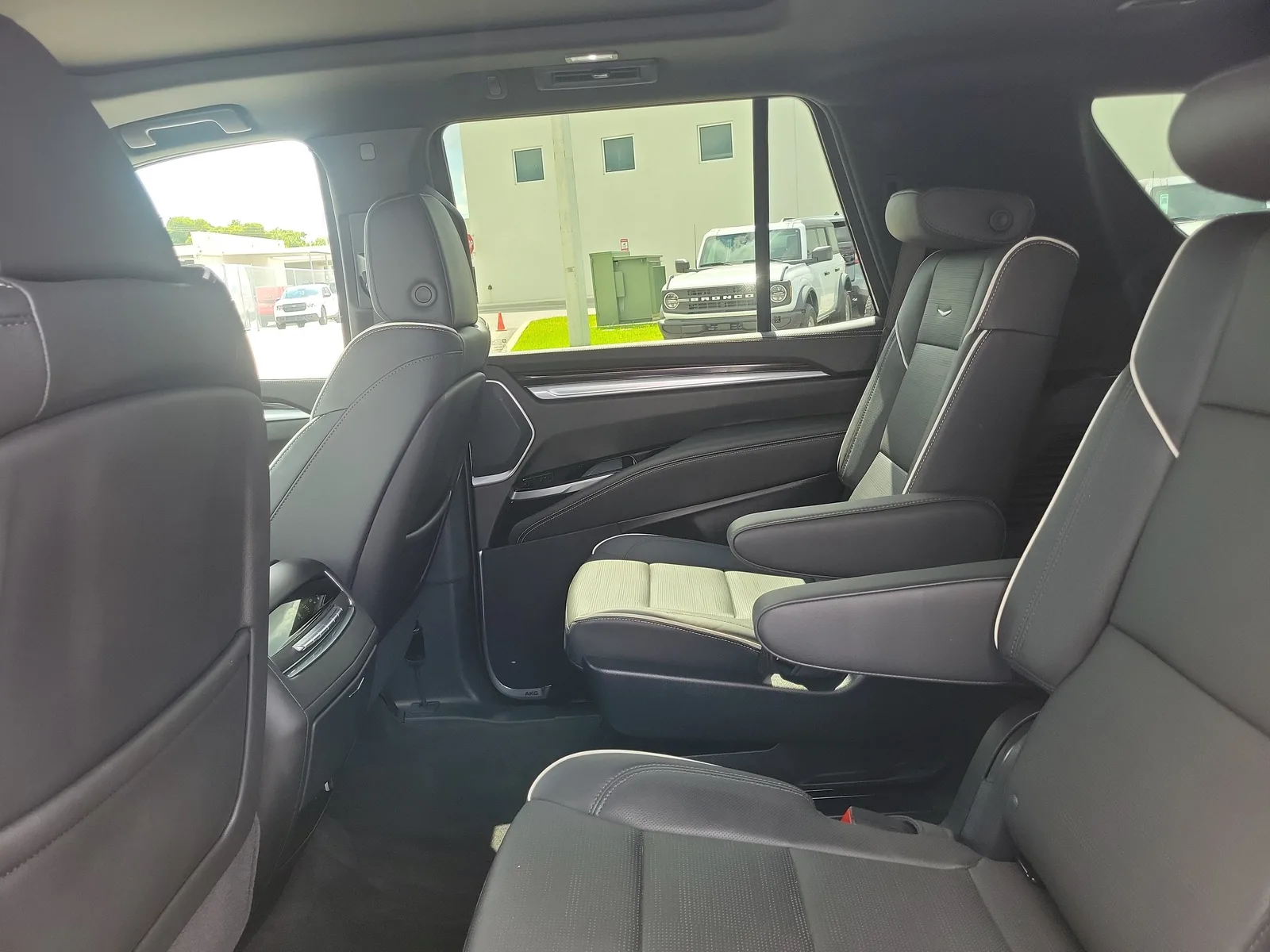 2025 Cadillac Escalade 4WD Premium Luxury photo 15
