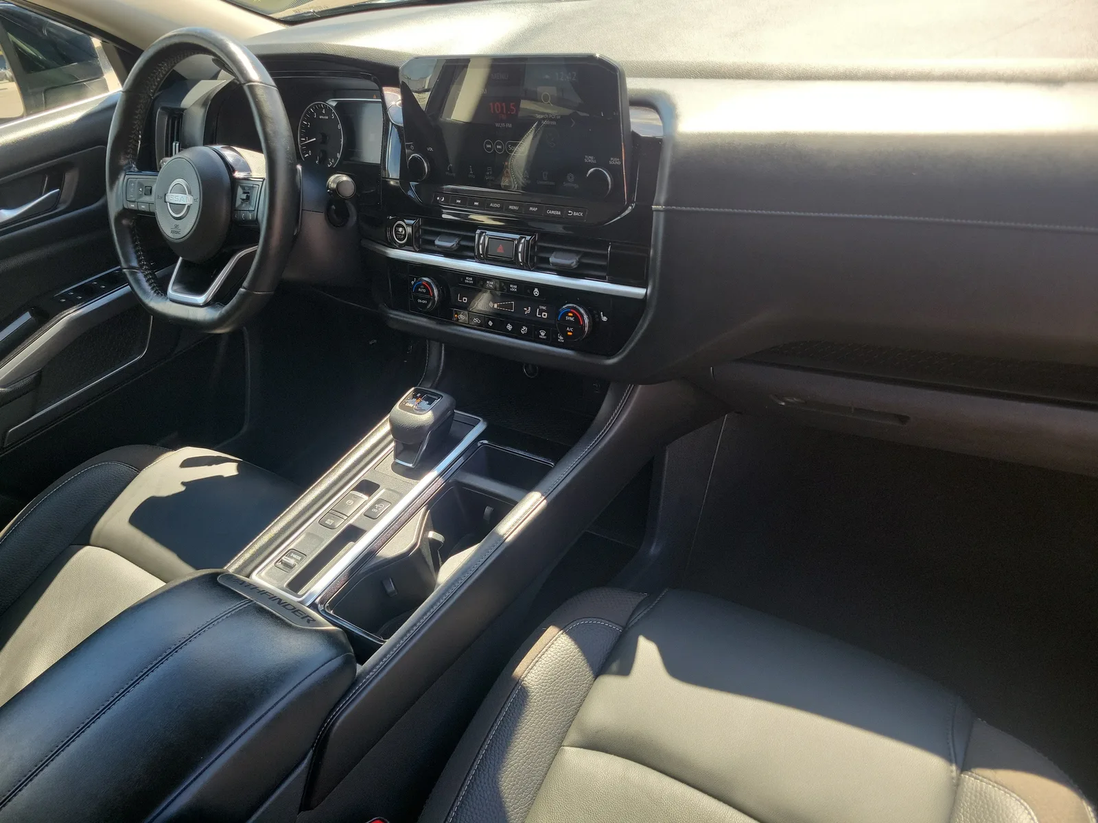 2022 Nissan Pathfinder SL photo 16