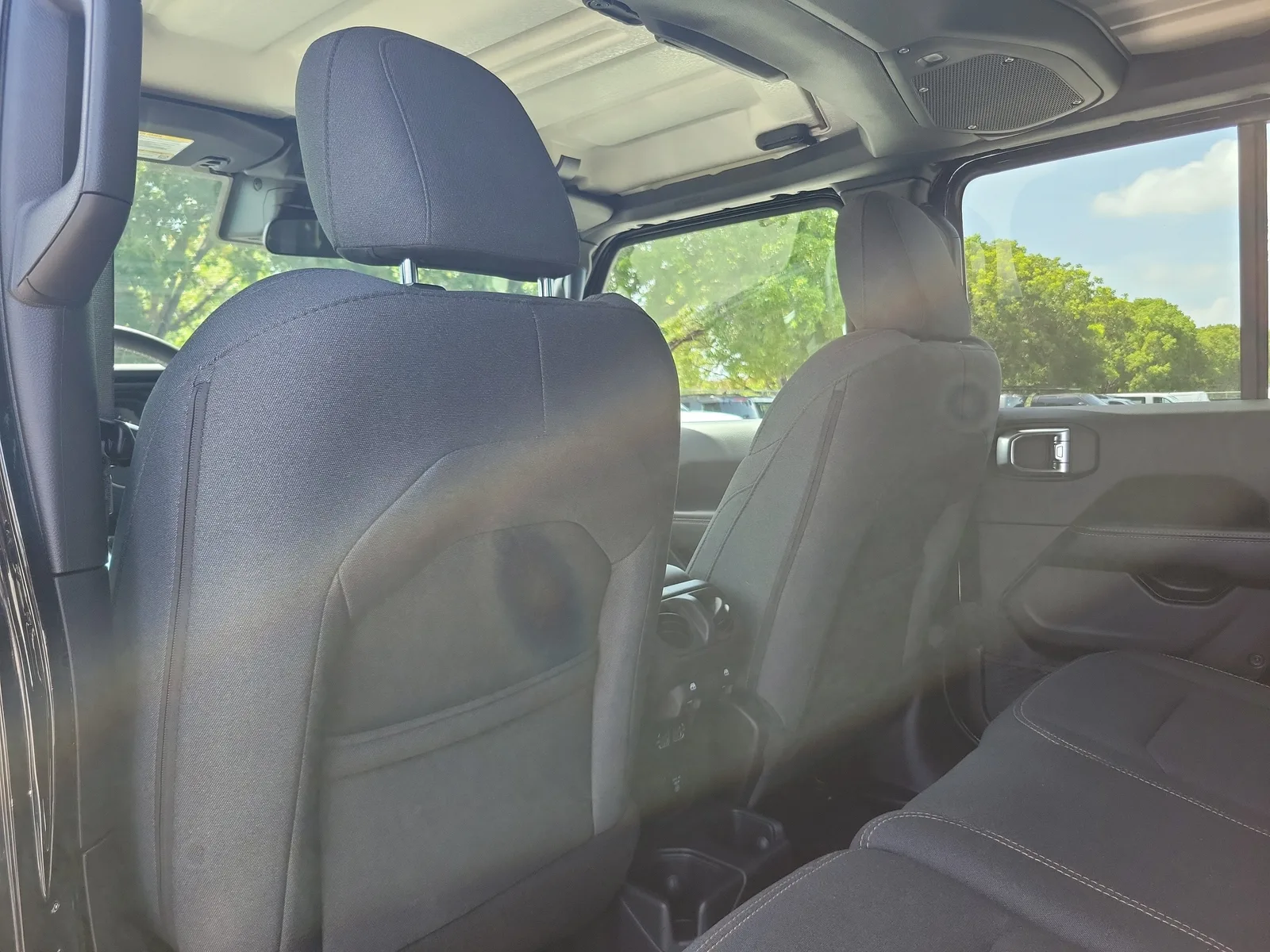 2025 Jeep Wrangler Sahara 4WD photo 15
