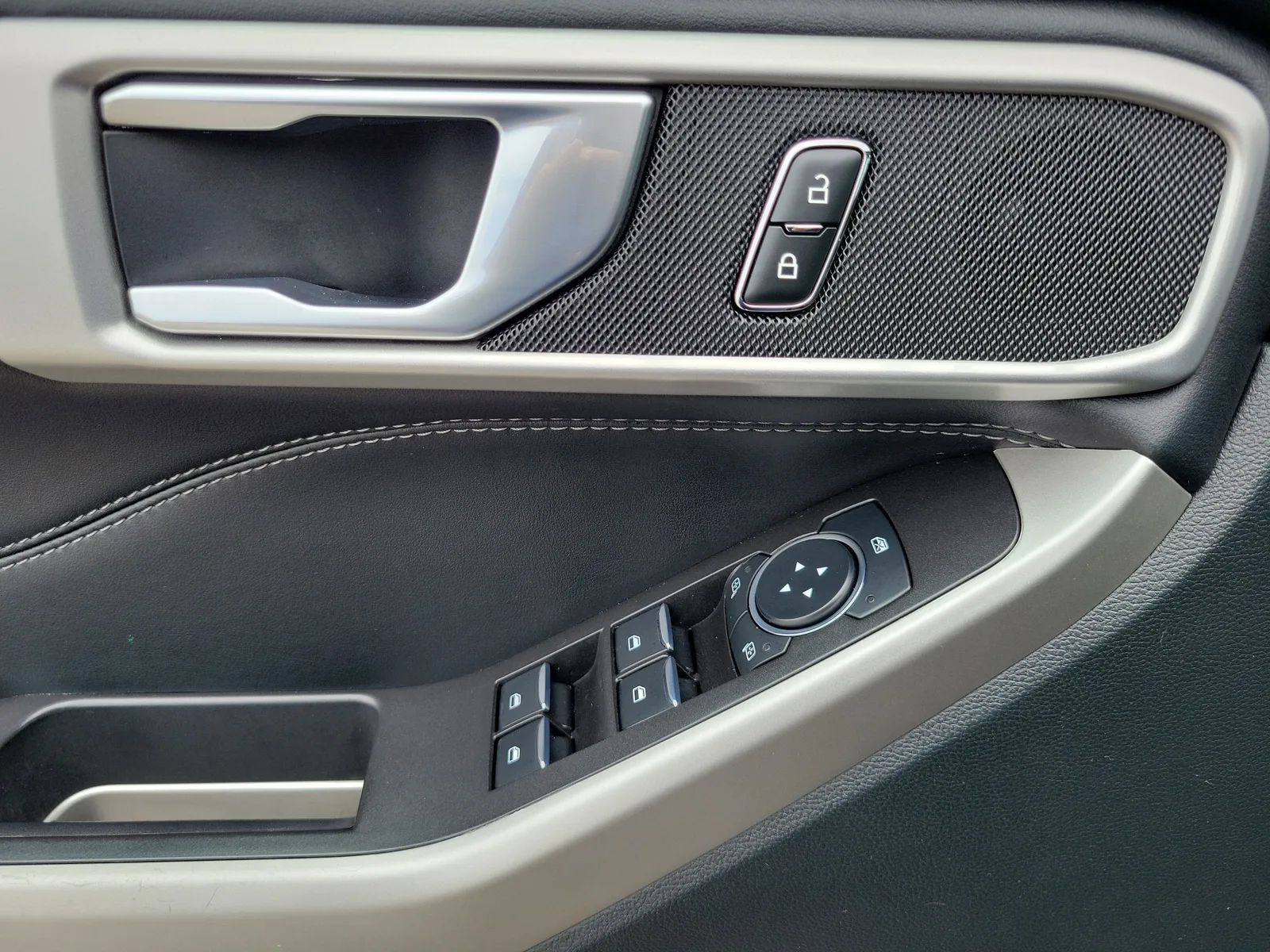 2023 Ford Explorer XLT photo 28