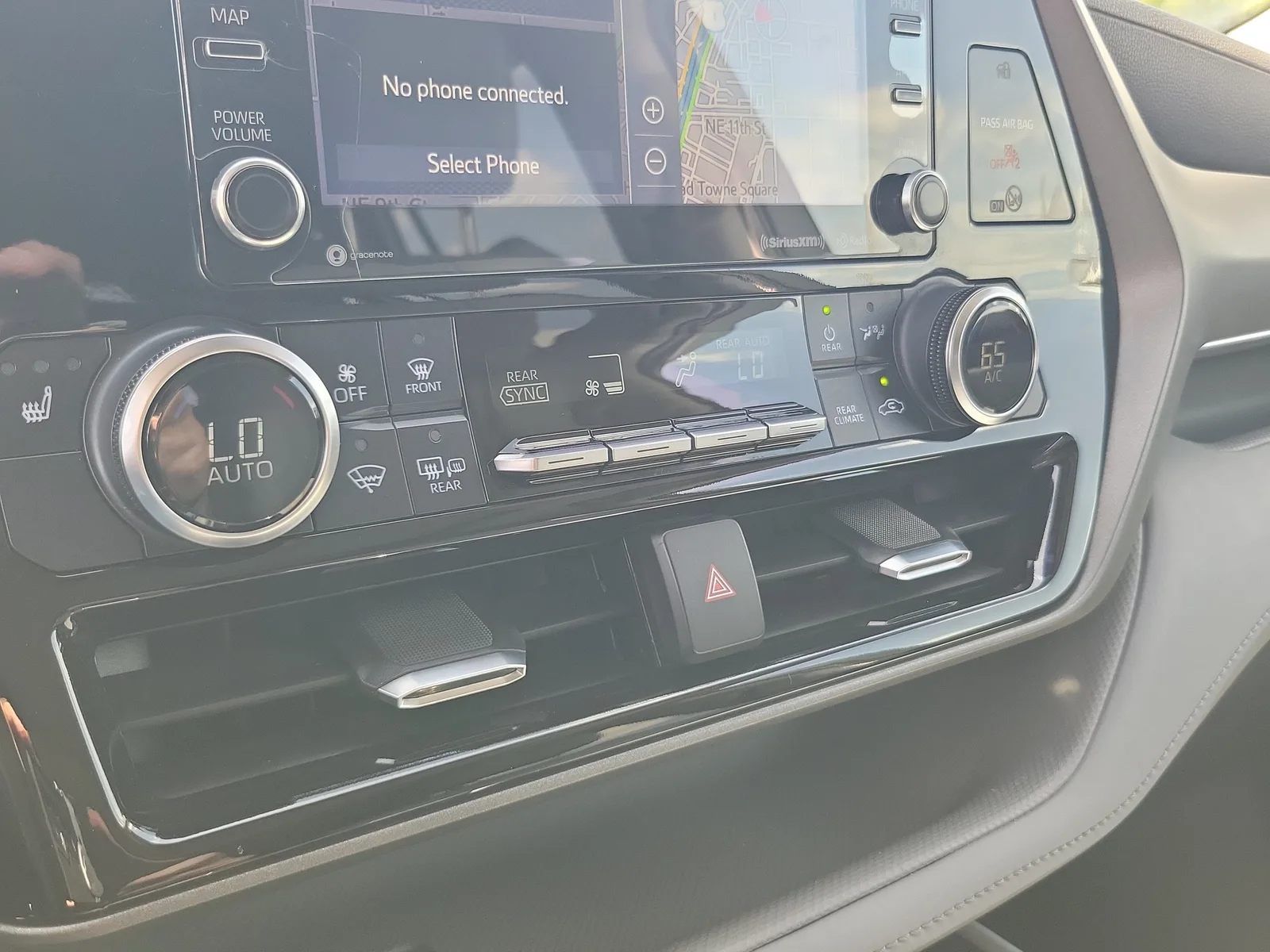 2021 Toyota Highlander XLE photo 25