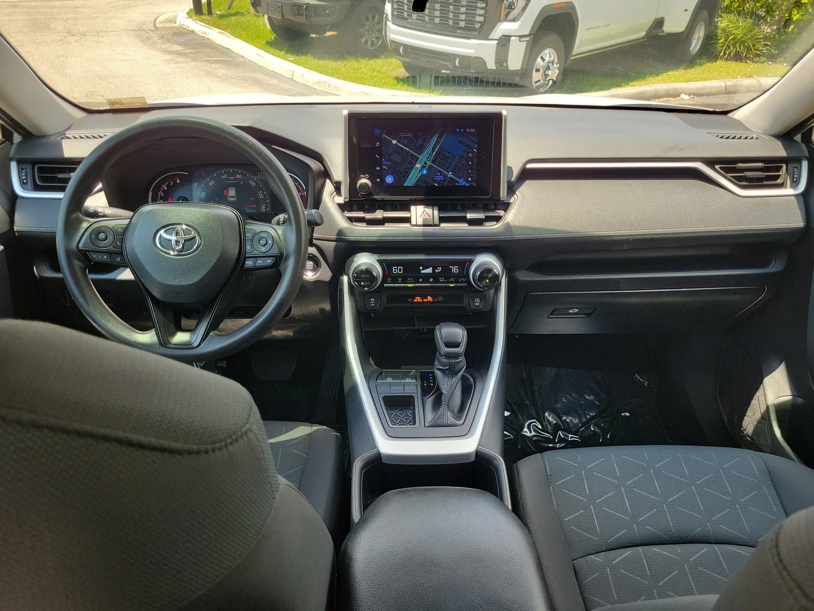 2024 Toyota RAV4 XLE photo 18