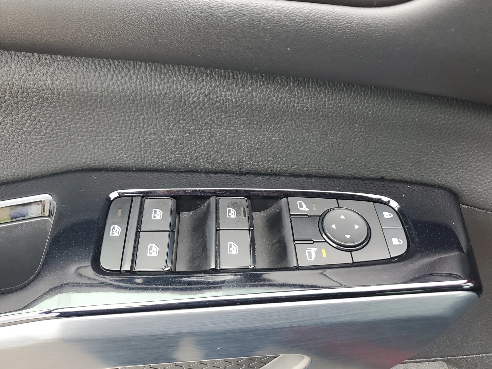 2024 Nissan Pathfinder SL photo 28
