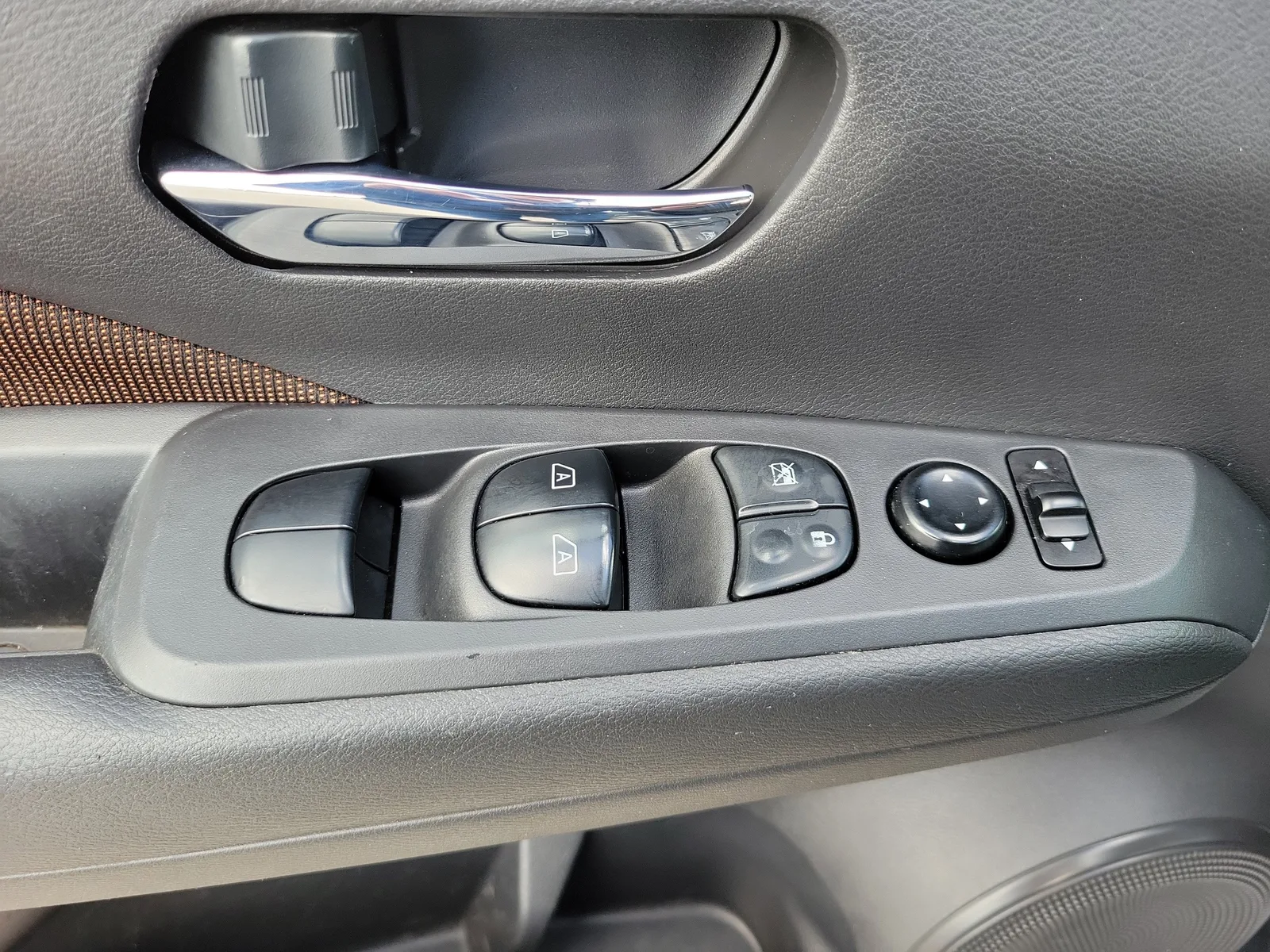 2023 Nissan Kicks SR photo 26