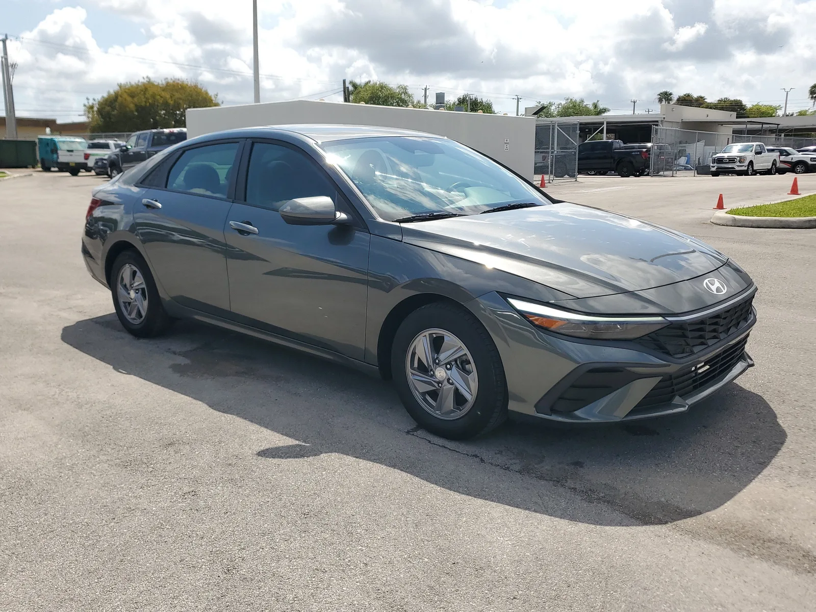 2024 Hyundai Elantra SE photo 3