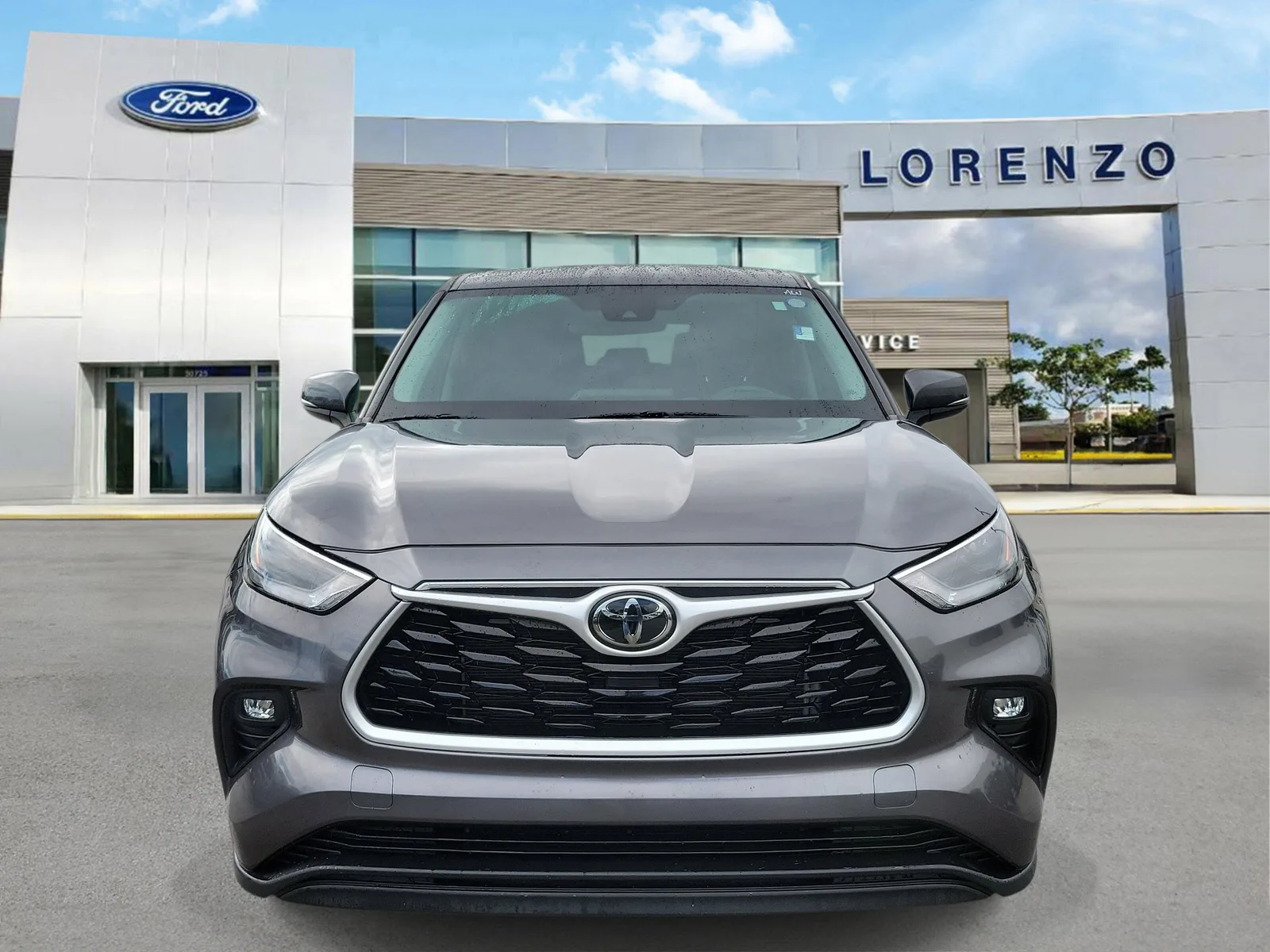 2023 Toyota Highlander LE photo 2
