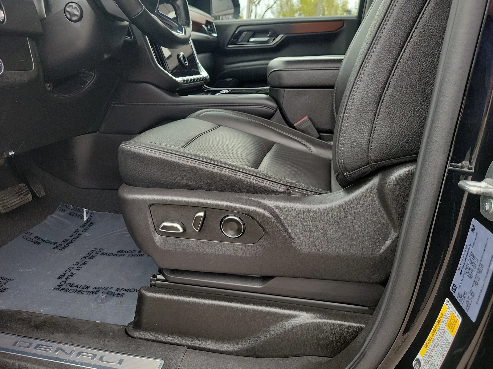 2025 GMC Yukon Denali photo 12