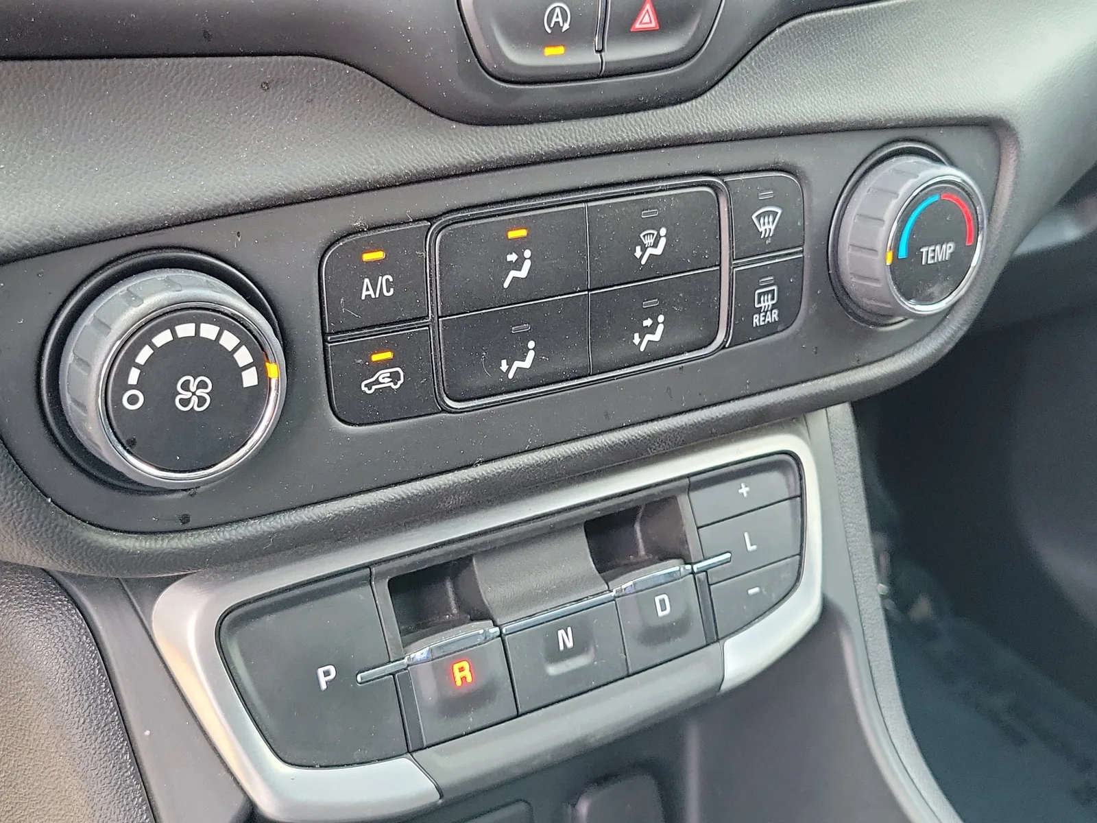 2024 GMC Terrain SLE photo 24
