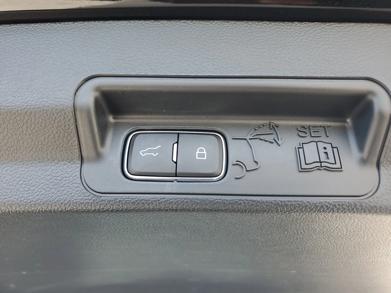 2023 Ford Explorer ST-Line photo 18