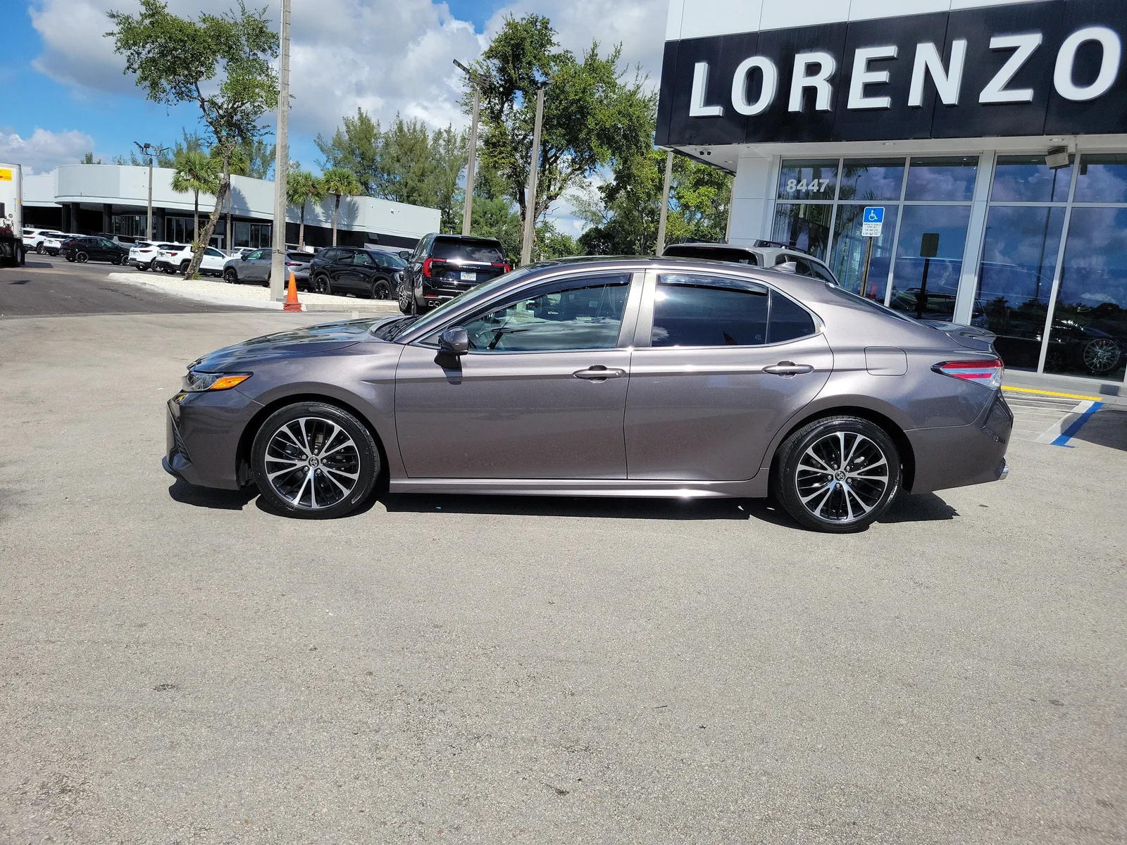 2020 Toyota Camry SE photo 8