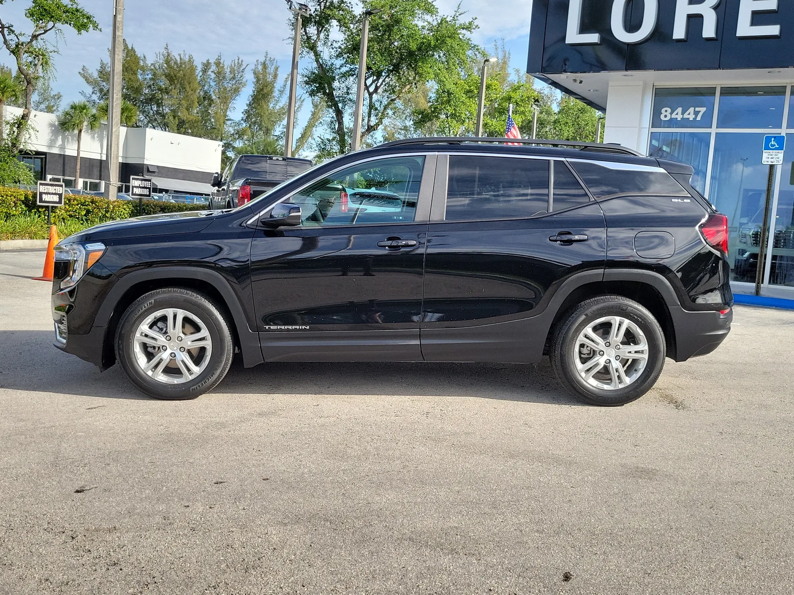 2023 GMC Terrain SLE photo 8