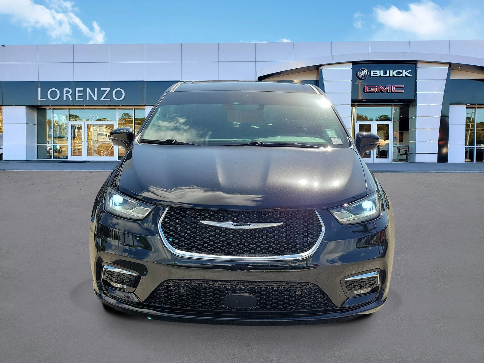 2024 Chrysler Pacifica Touring L photo 2