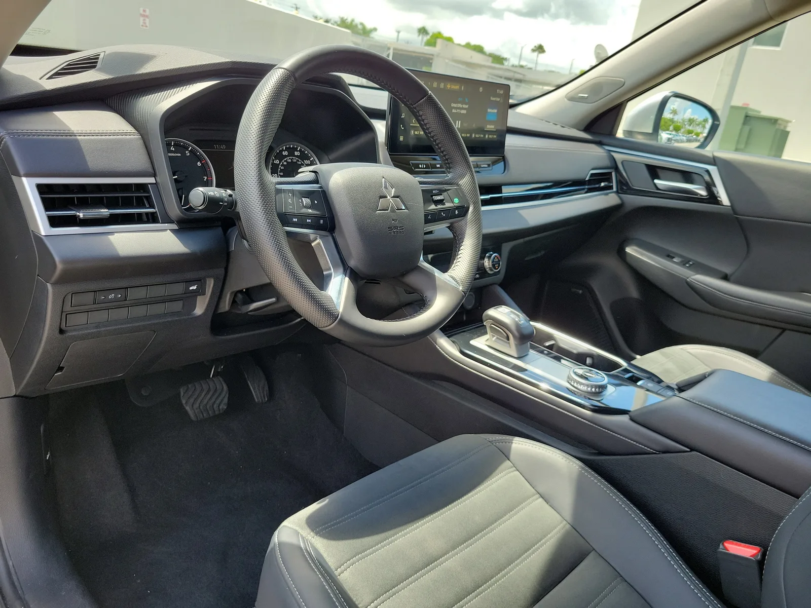 2025 Mitsubishi Outlander SE photo 13