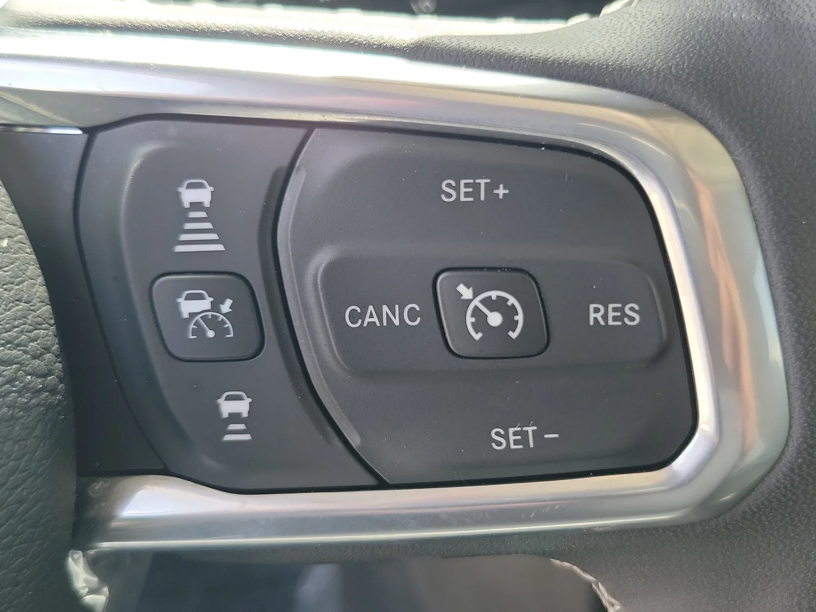 2025 Jeep Wrangler Sahara 4WD photo 21