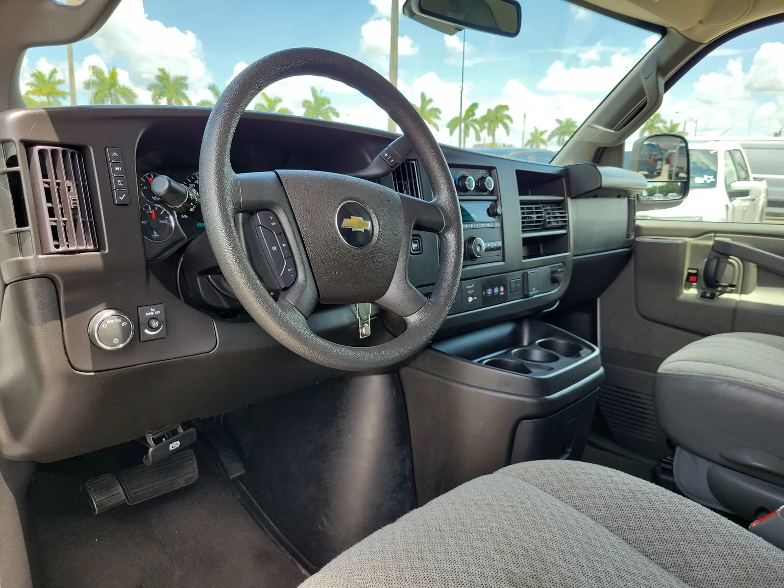 2023 Chevrolet Express Passenger LT photo 17