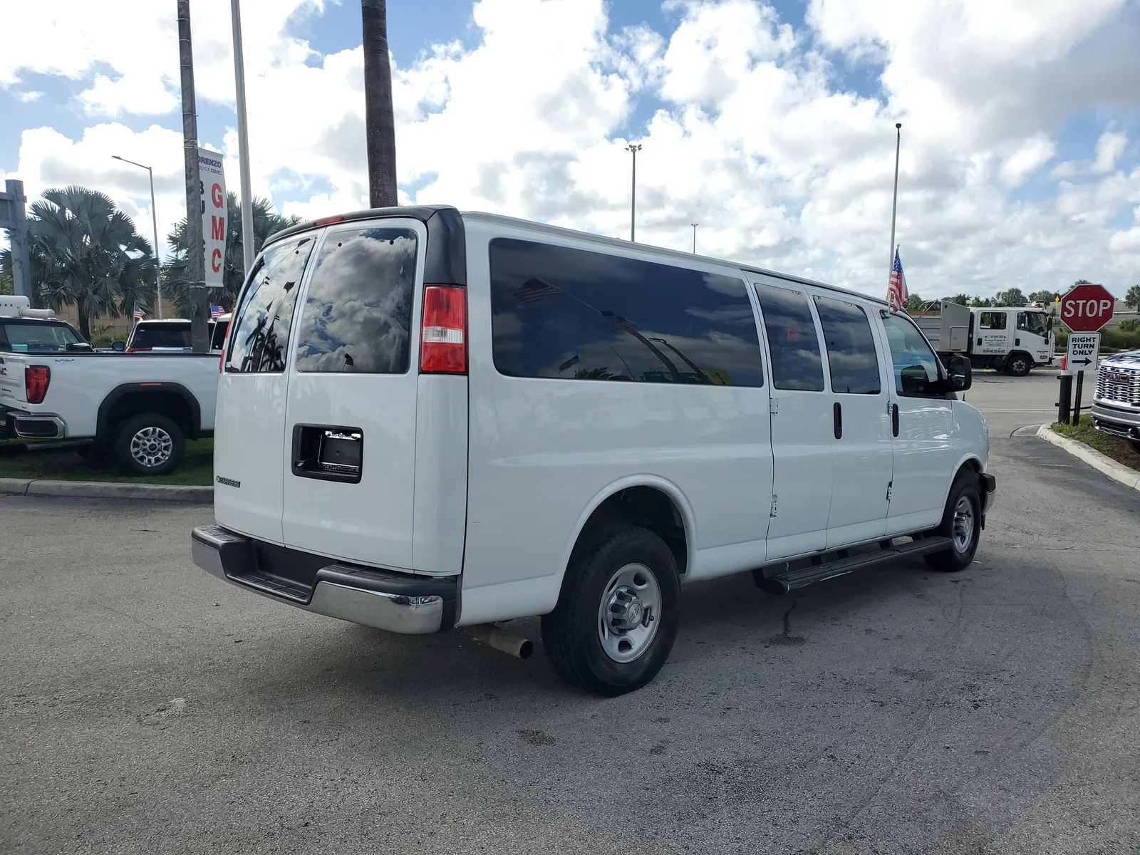 2020 Chevrolet Express Passenger 3500 1LT photo 5