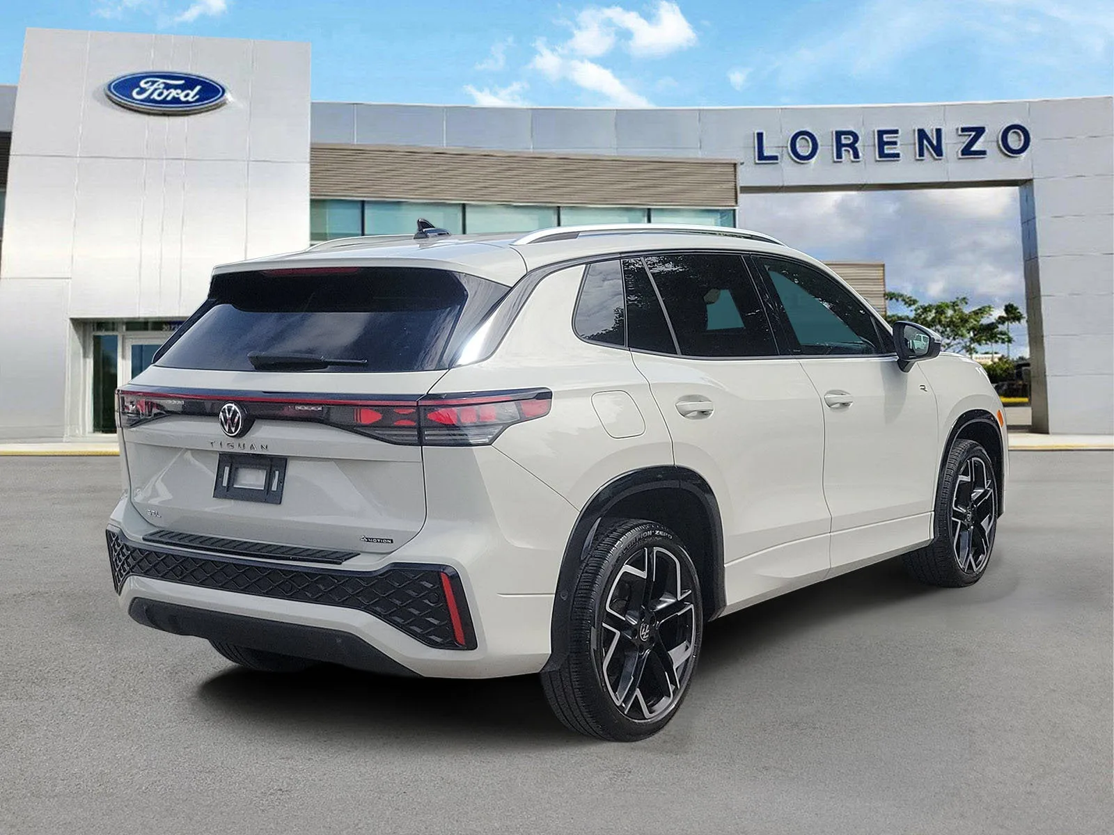2025 Volkswagen Tiguan SEL R-Line photo 5
