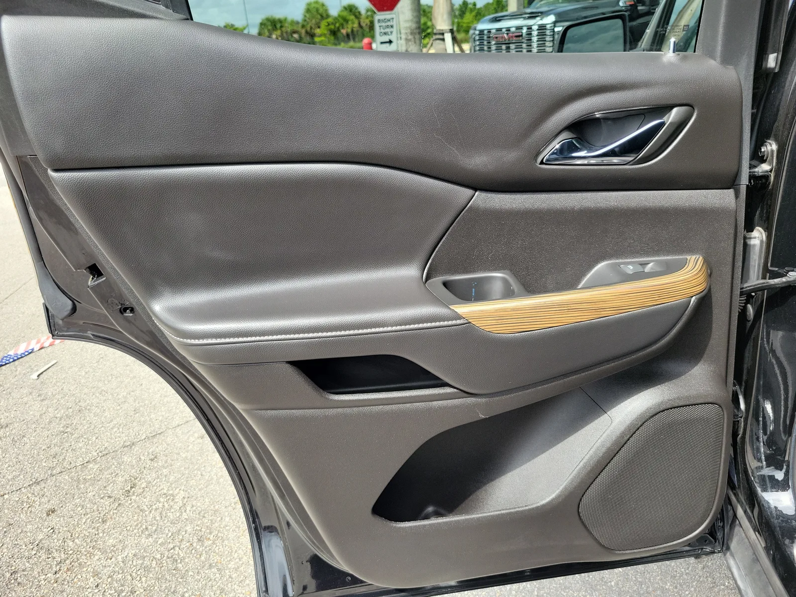 2023 GMC Acadia SLE photo 25