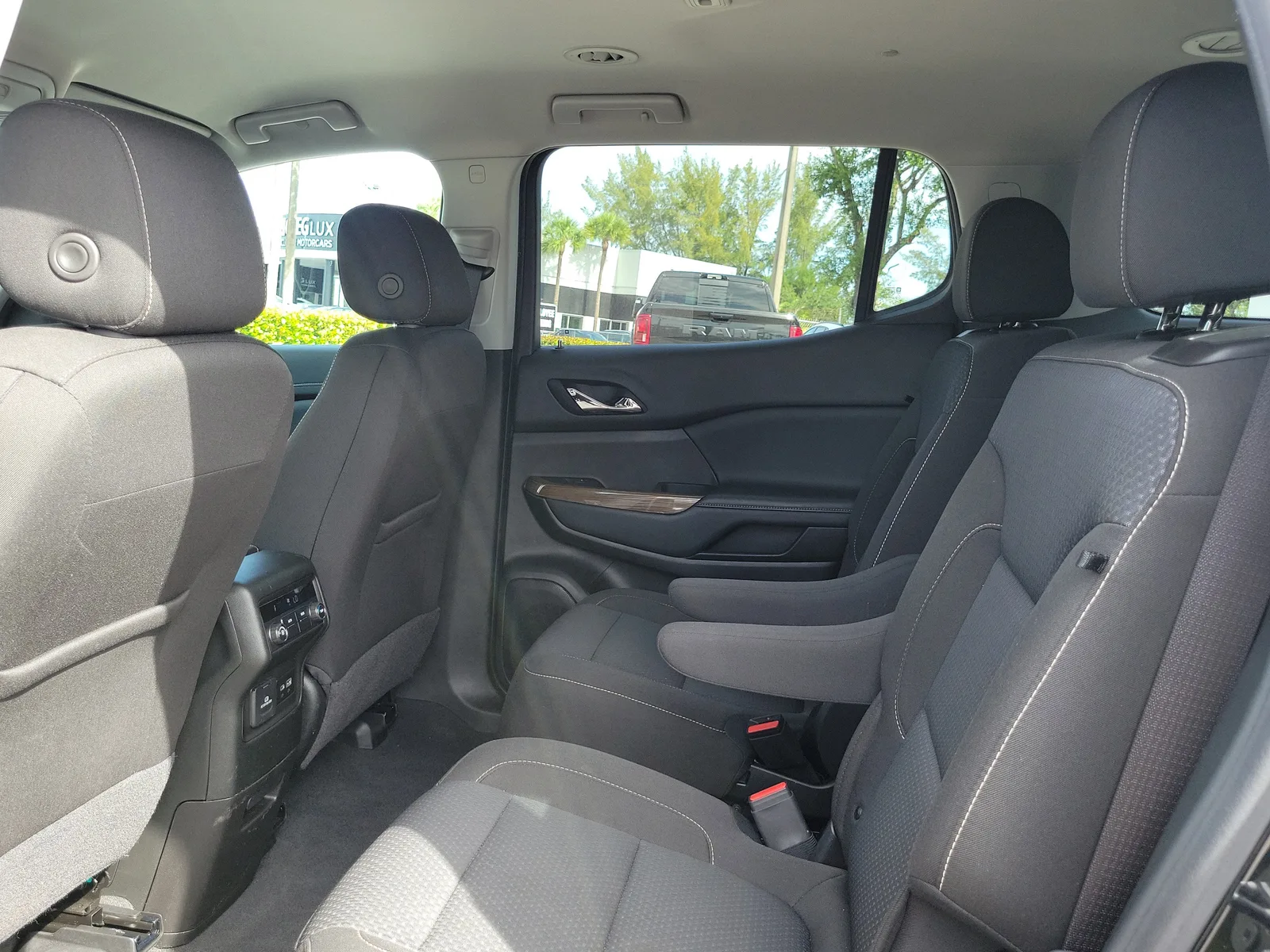 2023 GMC Acadia SLE photo 13