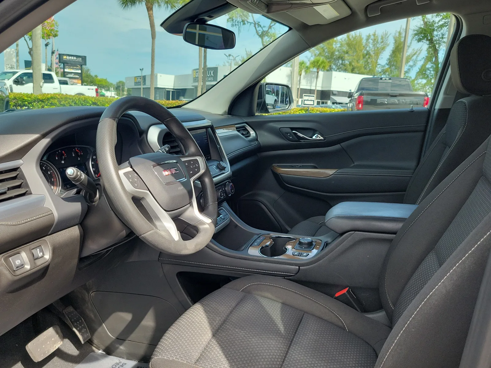 2023 GMC Acadia SLE photo 16