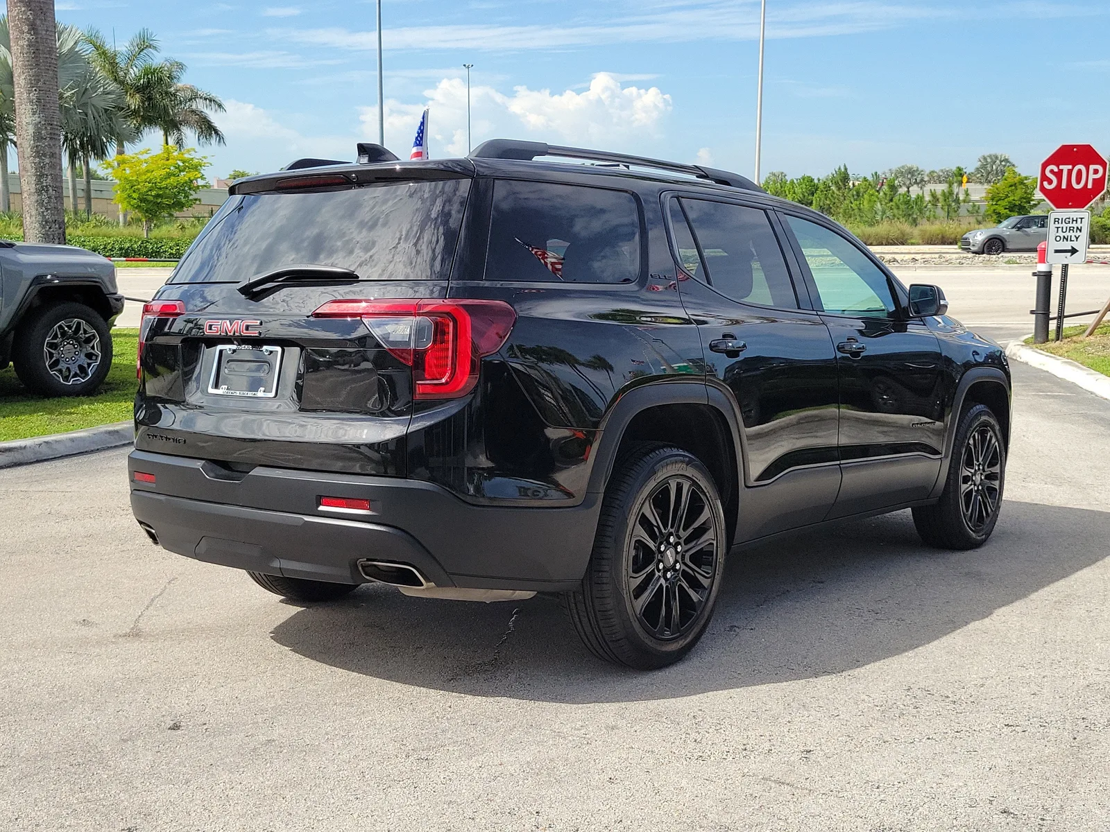 2023 GMC Acadia SLE photo 5