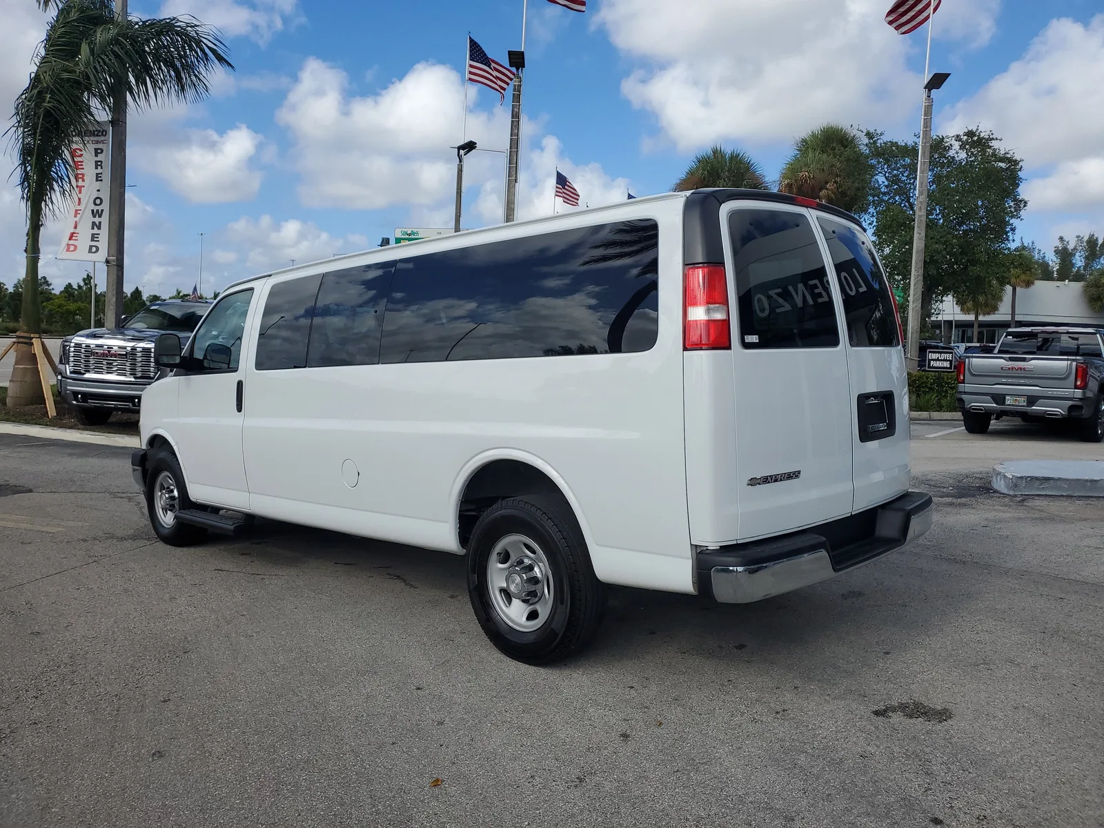 2020 Chevrolet Express Passenger 3500 1LT photo 7