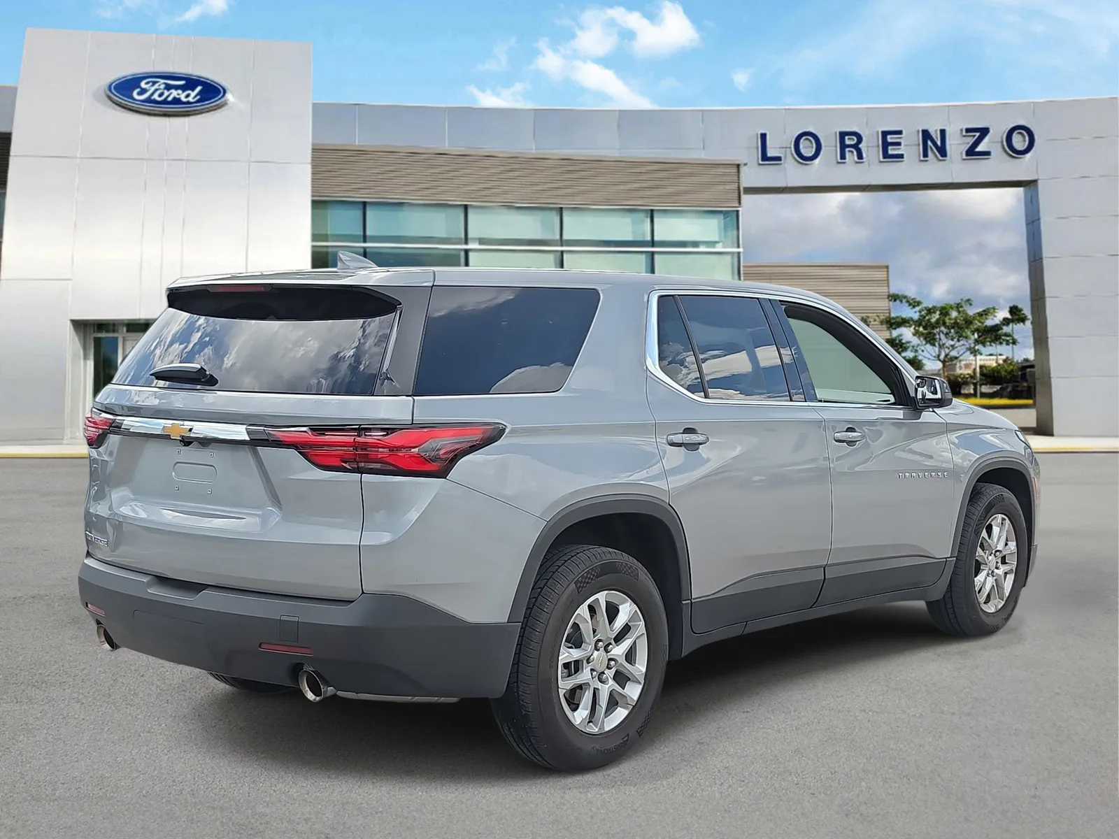 2023 Chevrolet Traverse LS photo 4