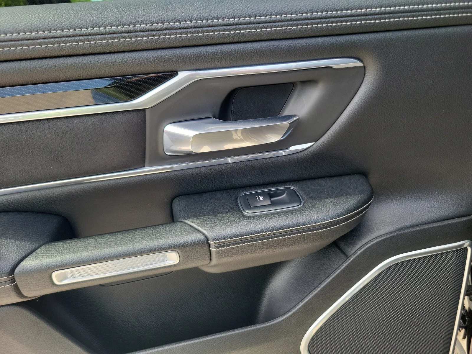 2019 RAM 1500 Laramie 4WD photo 29