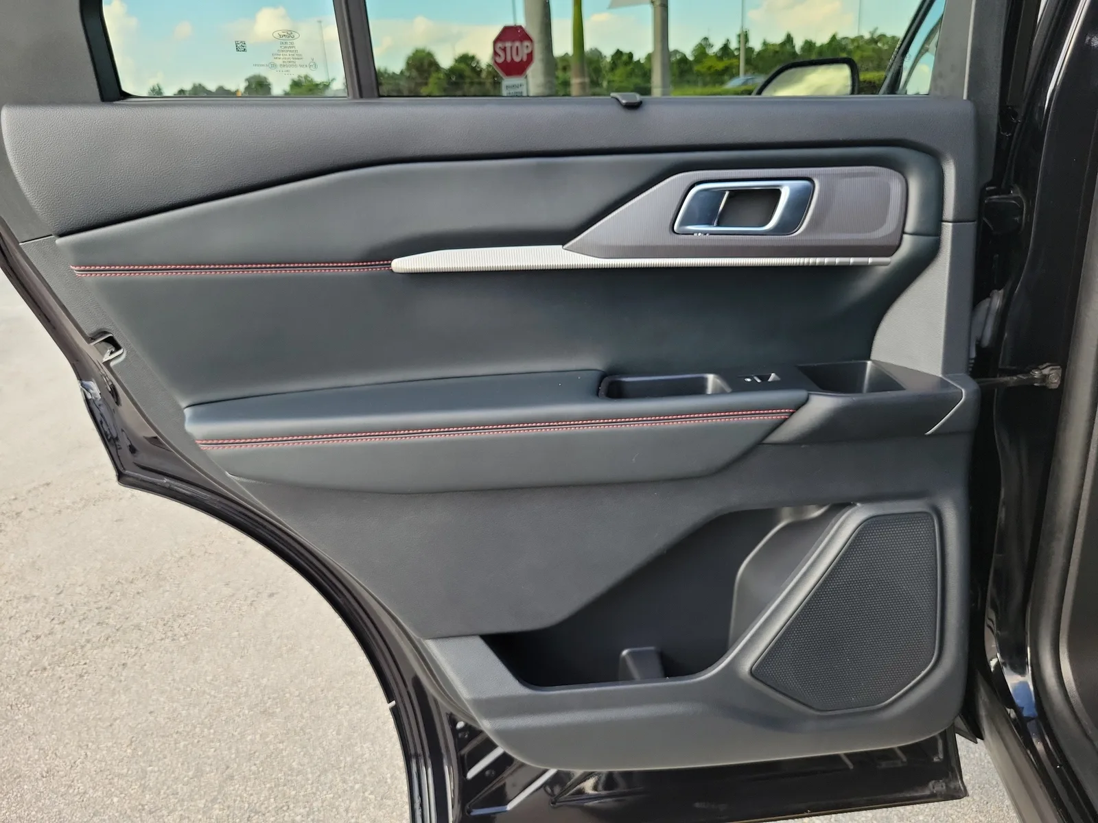 2025 Ford Explorer ST-Line photo 24