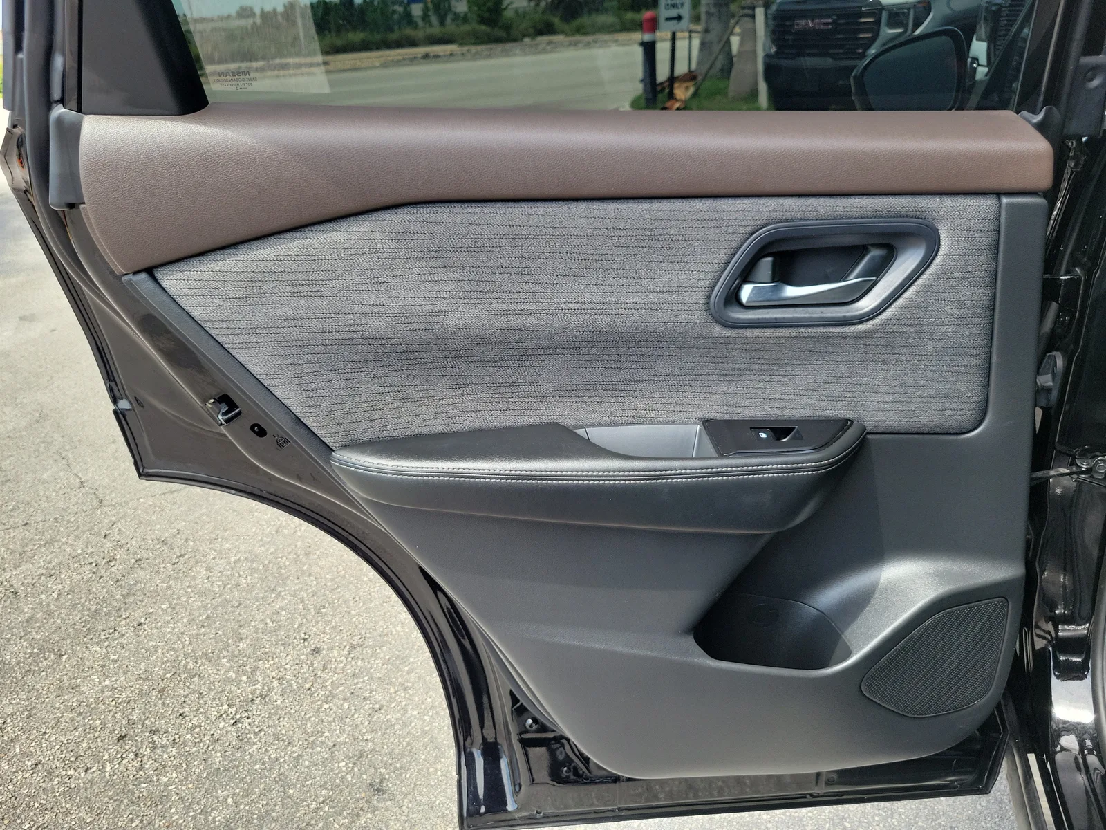 2022 Nissan Rogue SV photo 25