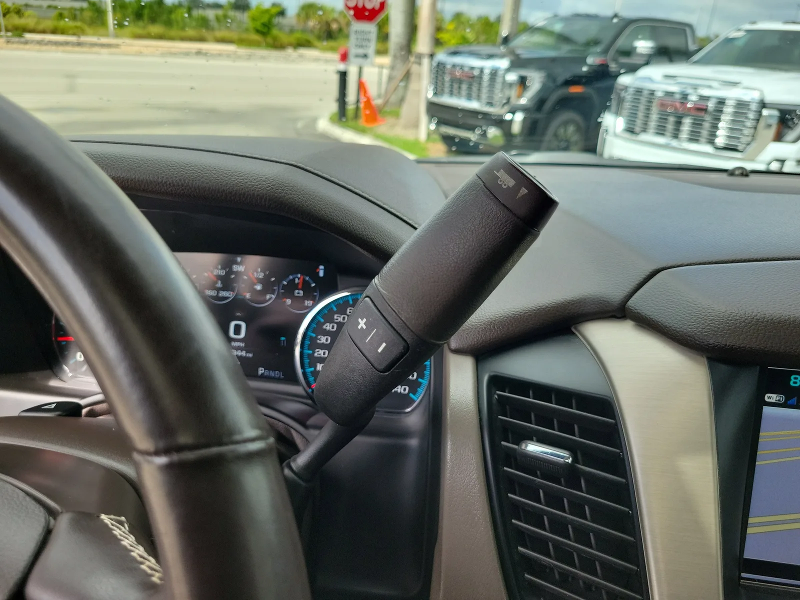 2020 GMC Yukon Denali photo 25