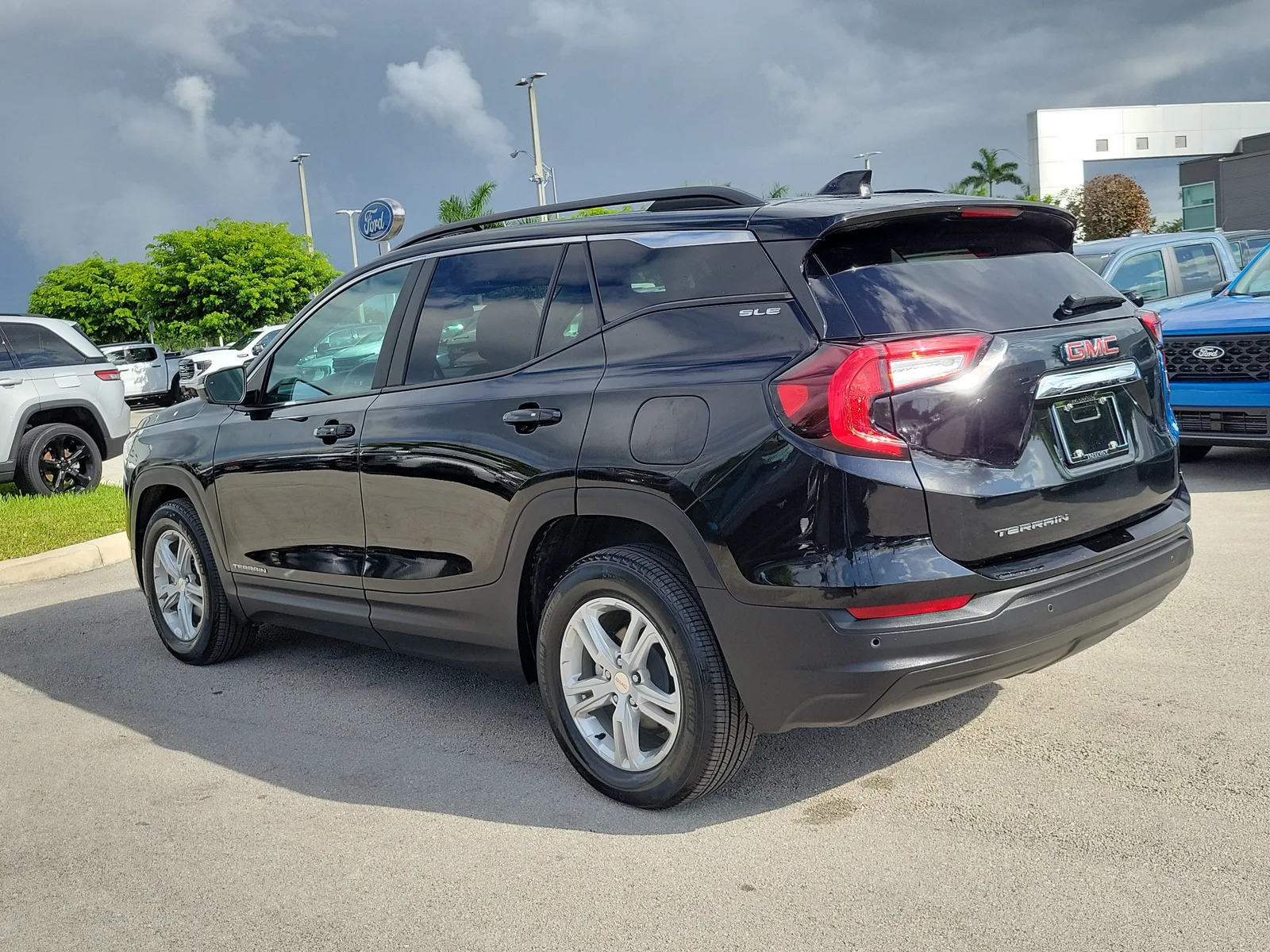 2023 GMC Terrain SLE photo 7
