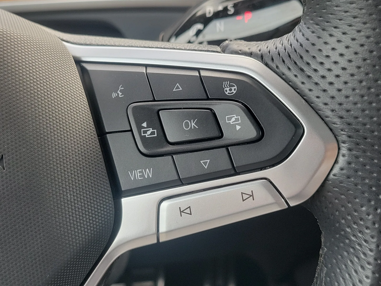 2025 Volkswagen Tiguan SEL R-Line photo 24