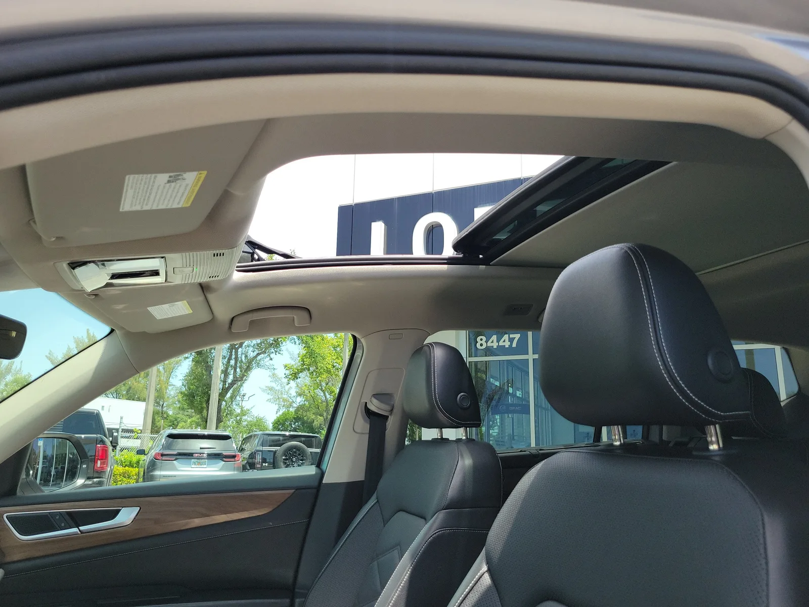 2024 Volkswagen Atlas 2.0T SE w/Technology photo 11